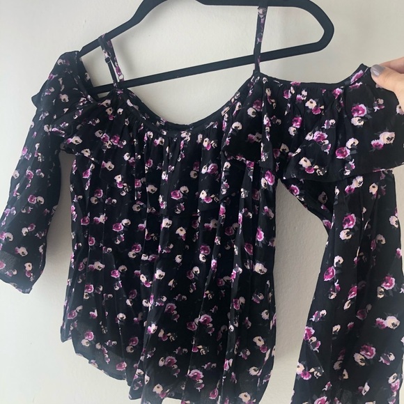 Forever 21 Tops - 🛍 4/$25 !Forever 21 Open Shoulder Ruffle Top